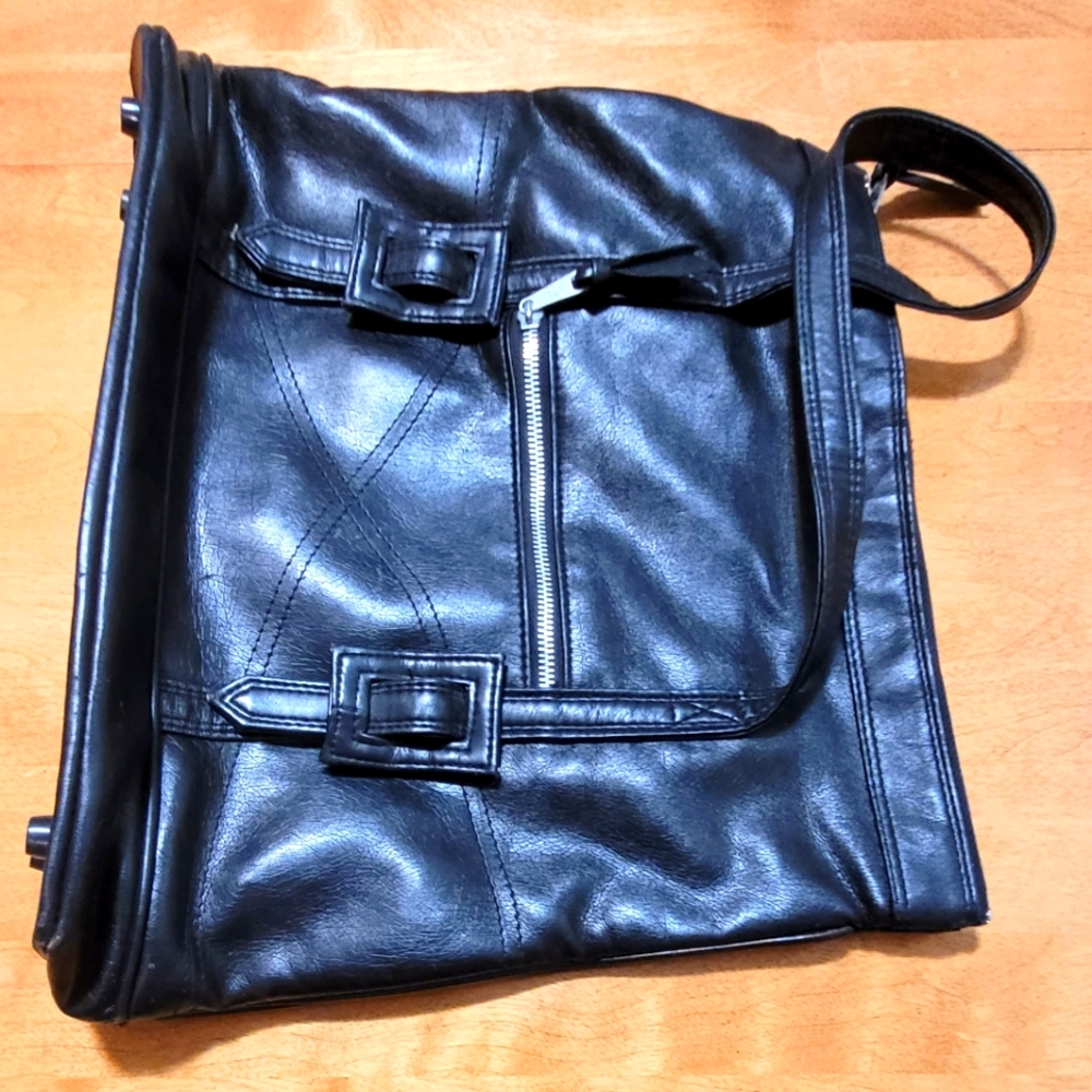 💚 Black Vinyl Shoulder Bag